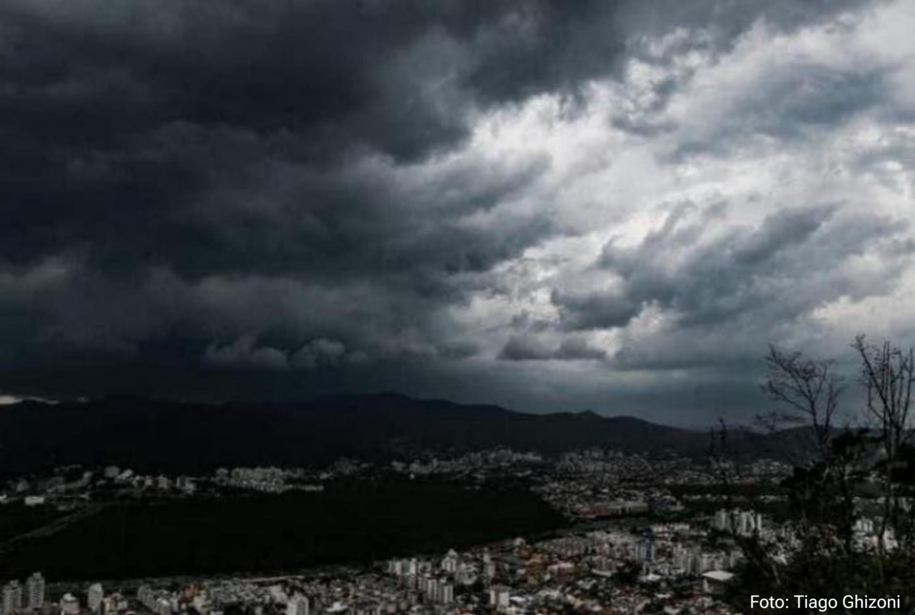 Temporal com chuva forte e ventos de até 60 km/h atinge o Paraná nesta quarta-feira (22); veja cidades