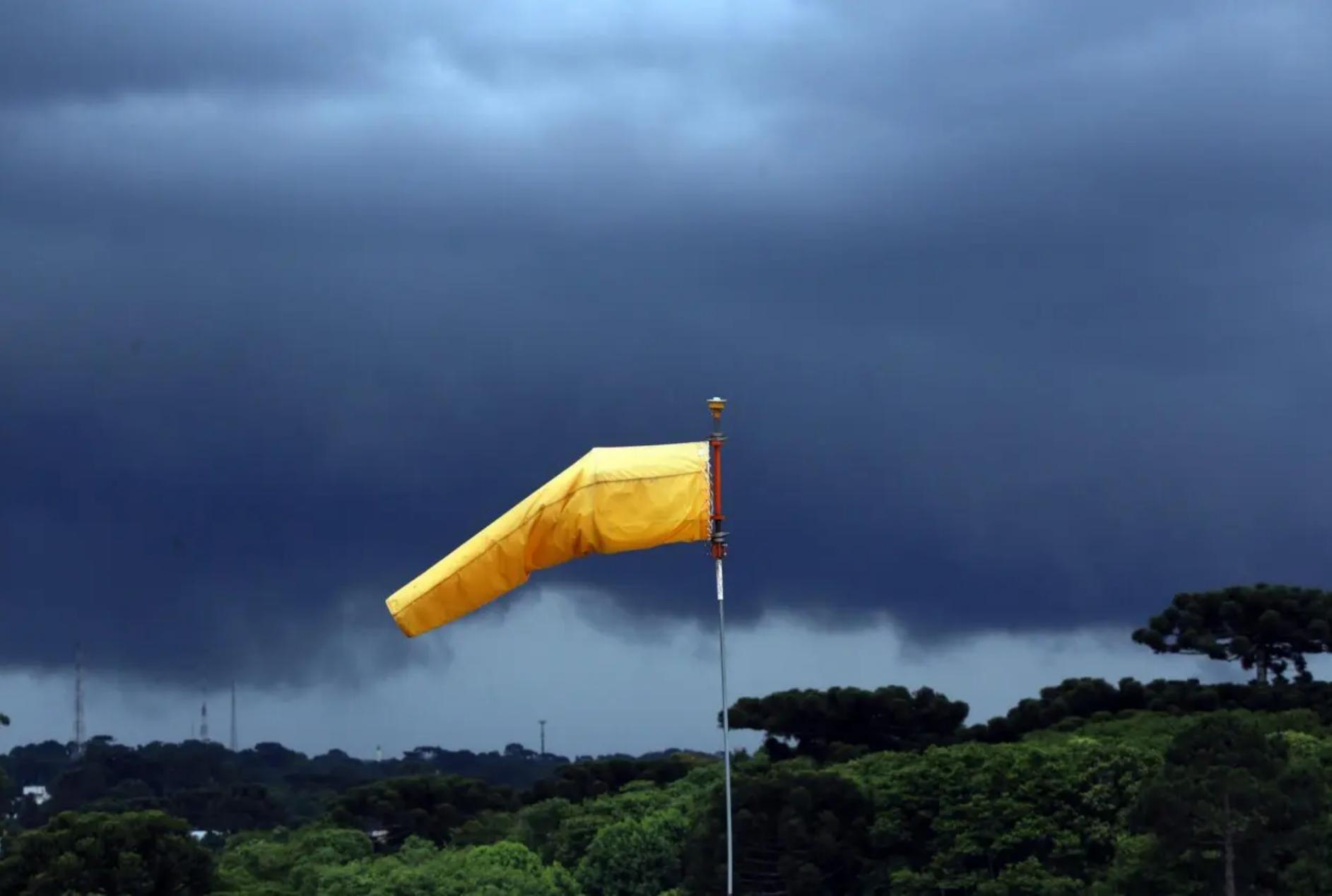Alerta de tempestade no Paraná: ventos fortes e granizo podem atingir regiões; veja as cidades