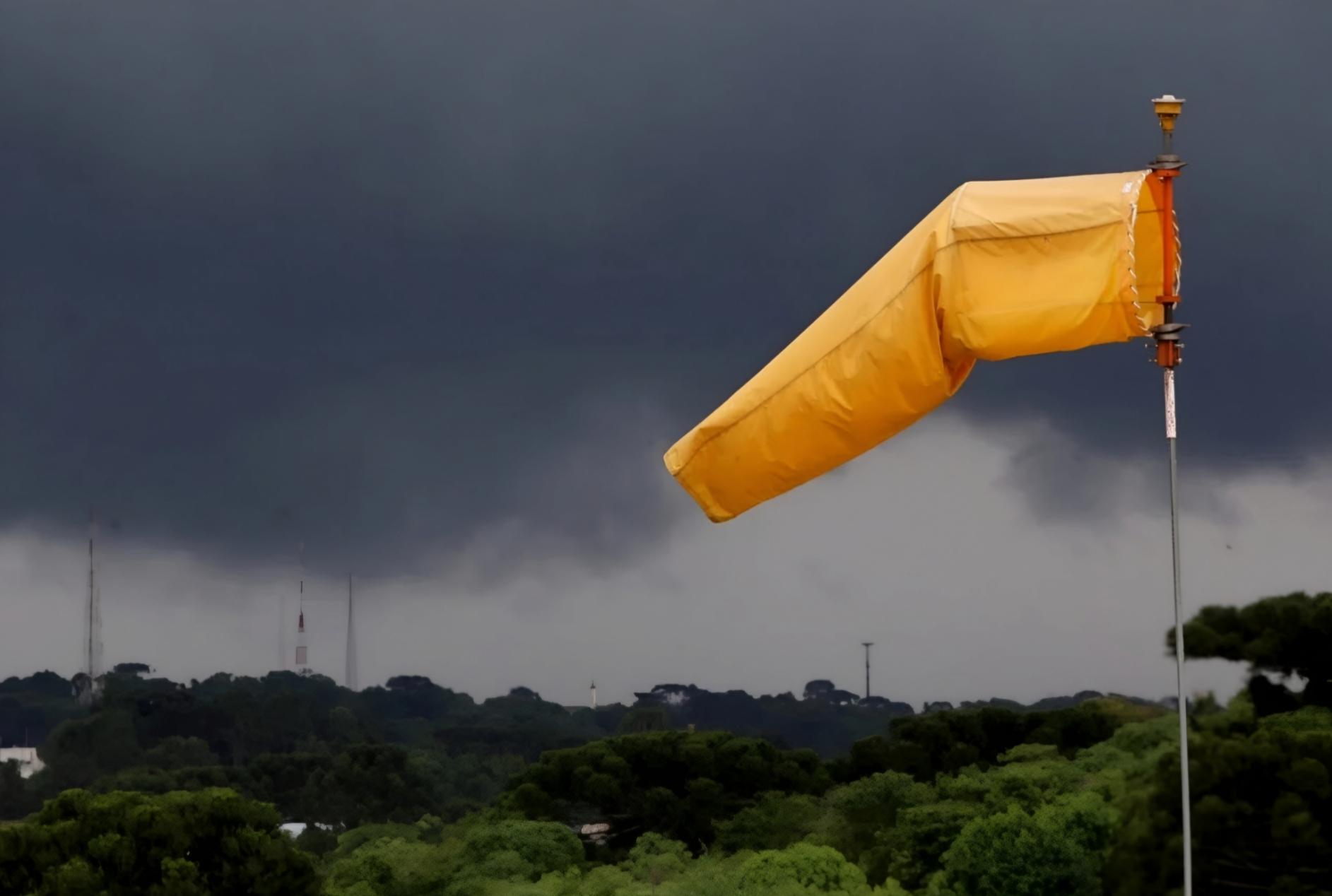 Ciclone extratropical traz ventos e uma massa de ar frio ao Paraná; veja as cidades