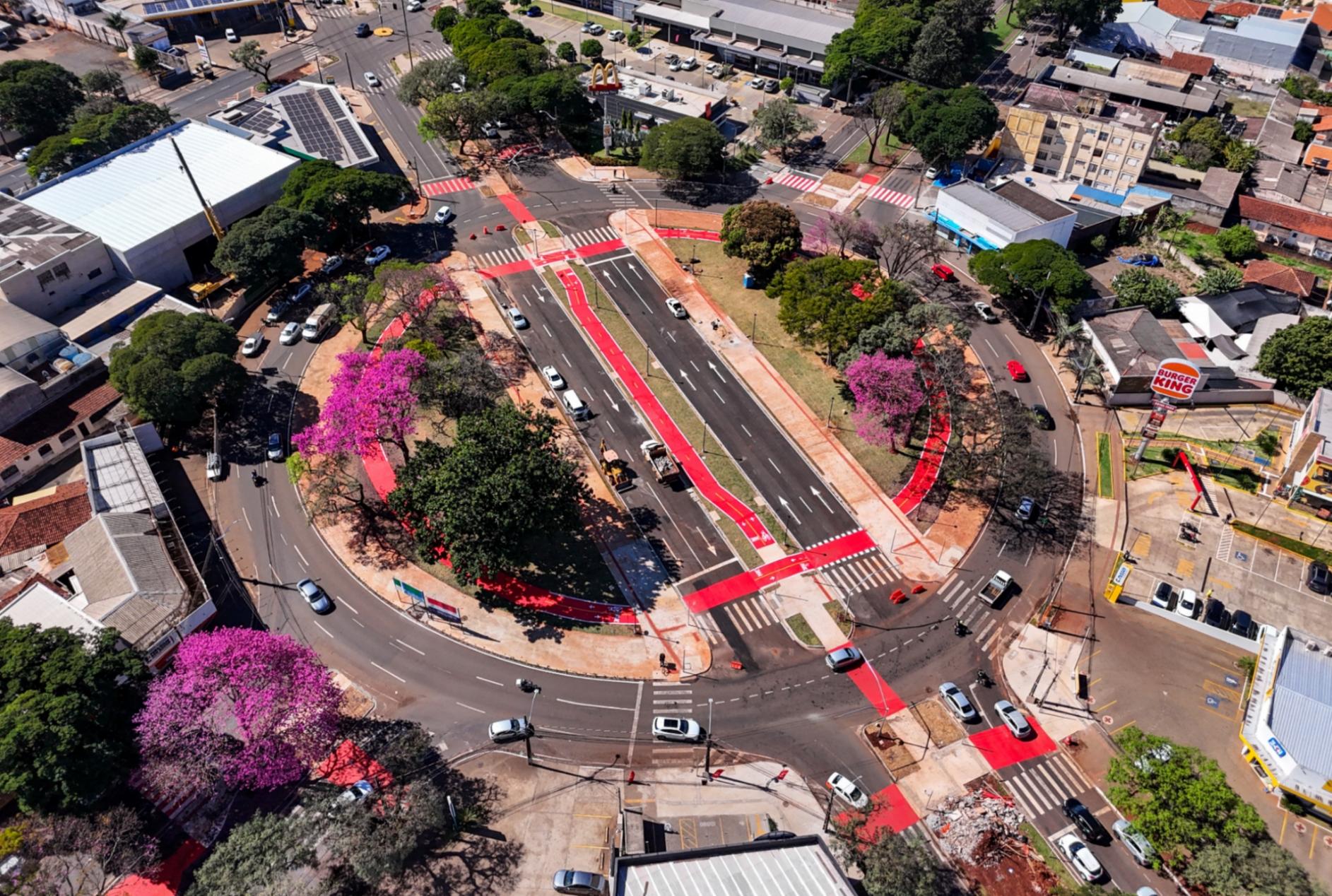 Prefeitura de Maringá libera fluxo de veículos por dentro da Praça Souza Naves