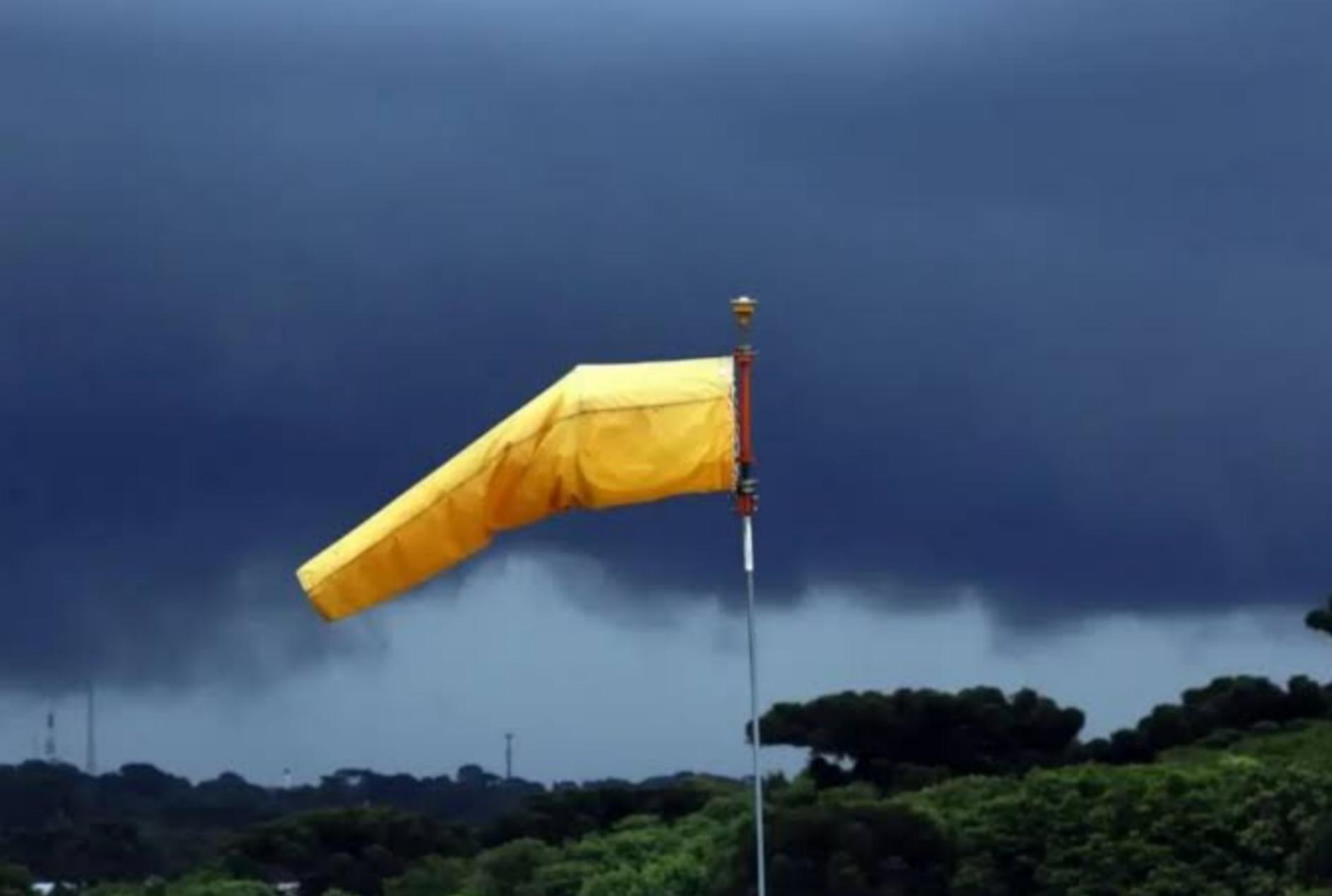 Ciclone extratropical pode atingir o Paraná nesta semana com chuva forte e ventos de até 100 km/h; confira as cidades