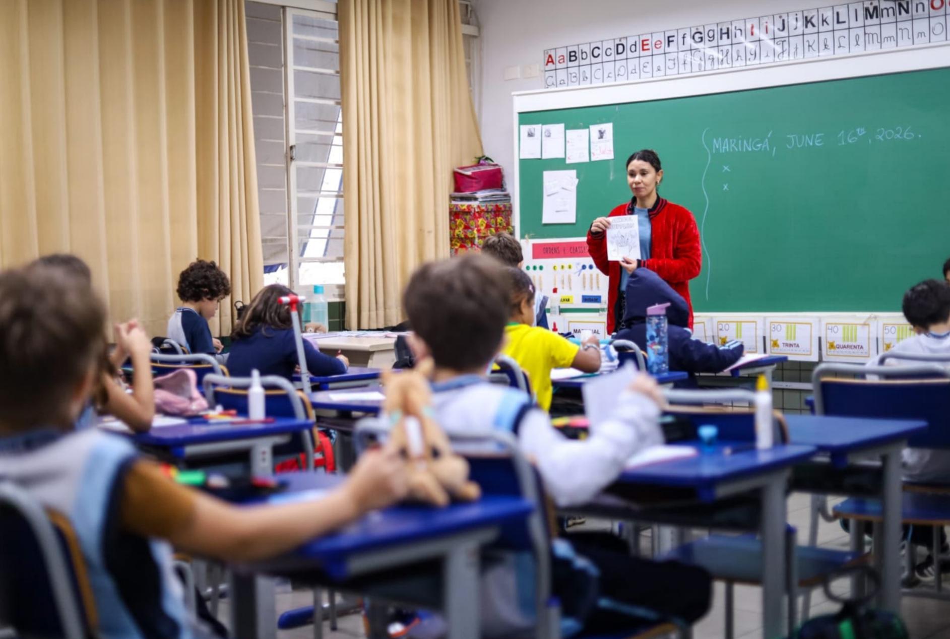 foto de 4,5 mil professores de Maringá recebem salário com reajuste