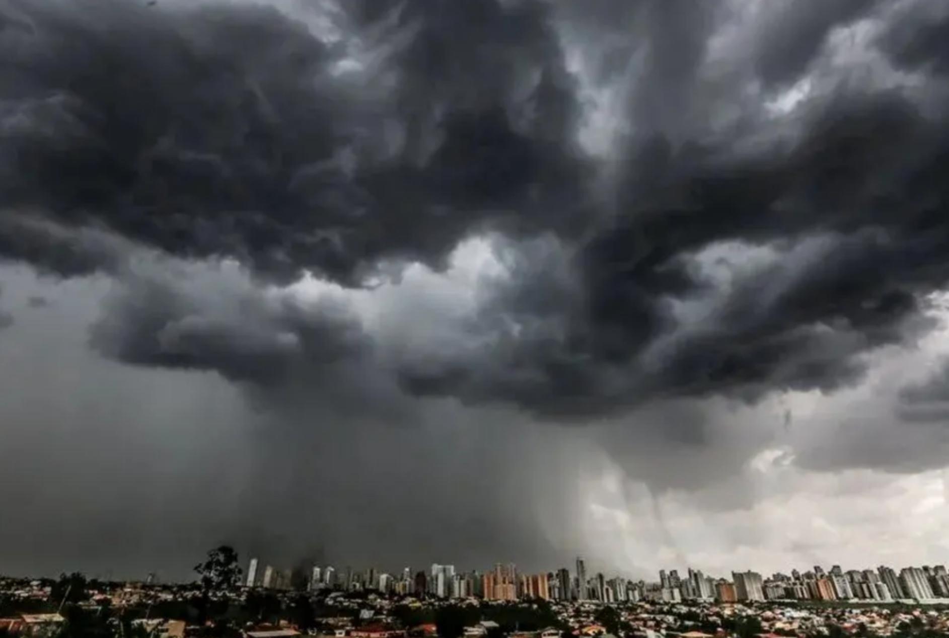 Maringá e região podem ter temporais nas próximas horas; Defesa Civil alerta