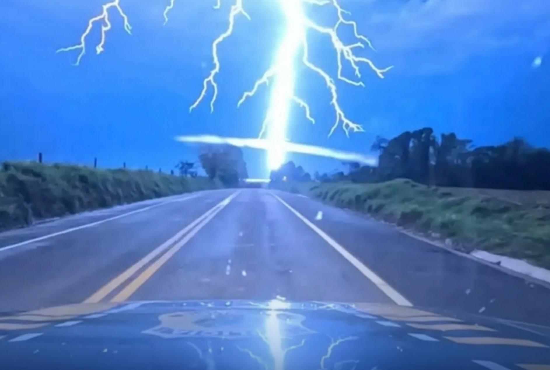 foto de Raio cai às margens da BR-272 durante temporal no Paraná