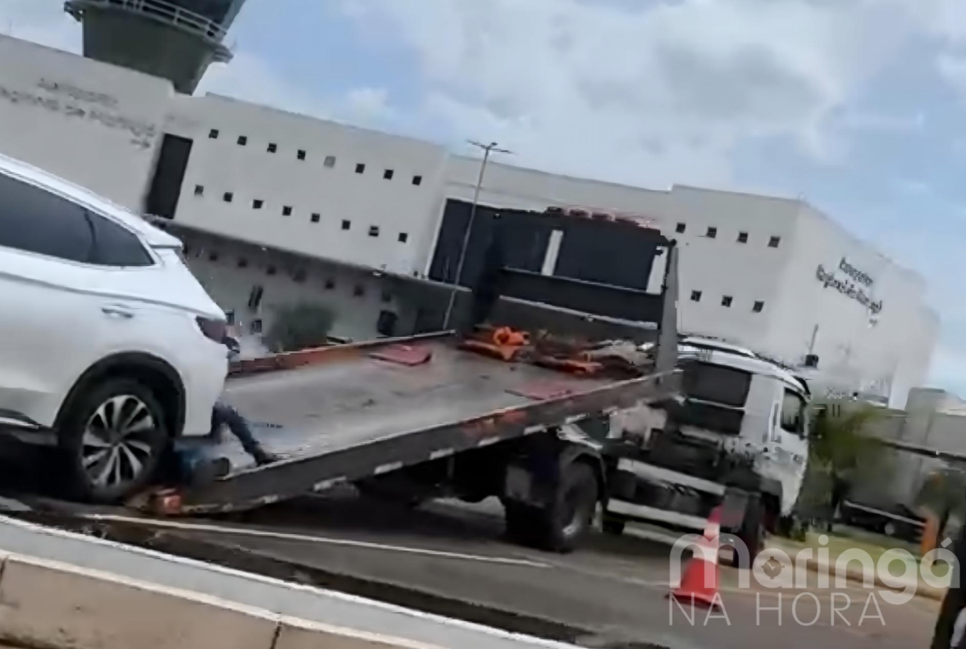 Veículos são guinchados no estacionamento do Aeroporto Regional de Maringá