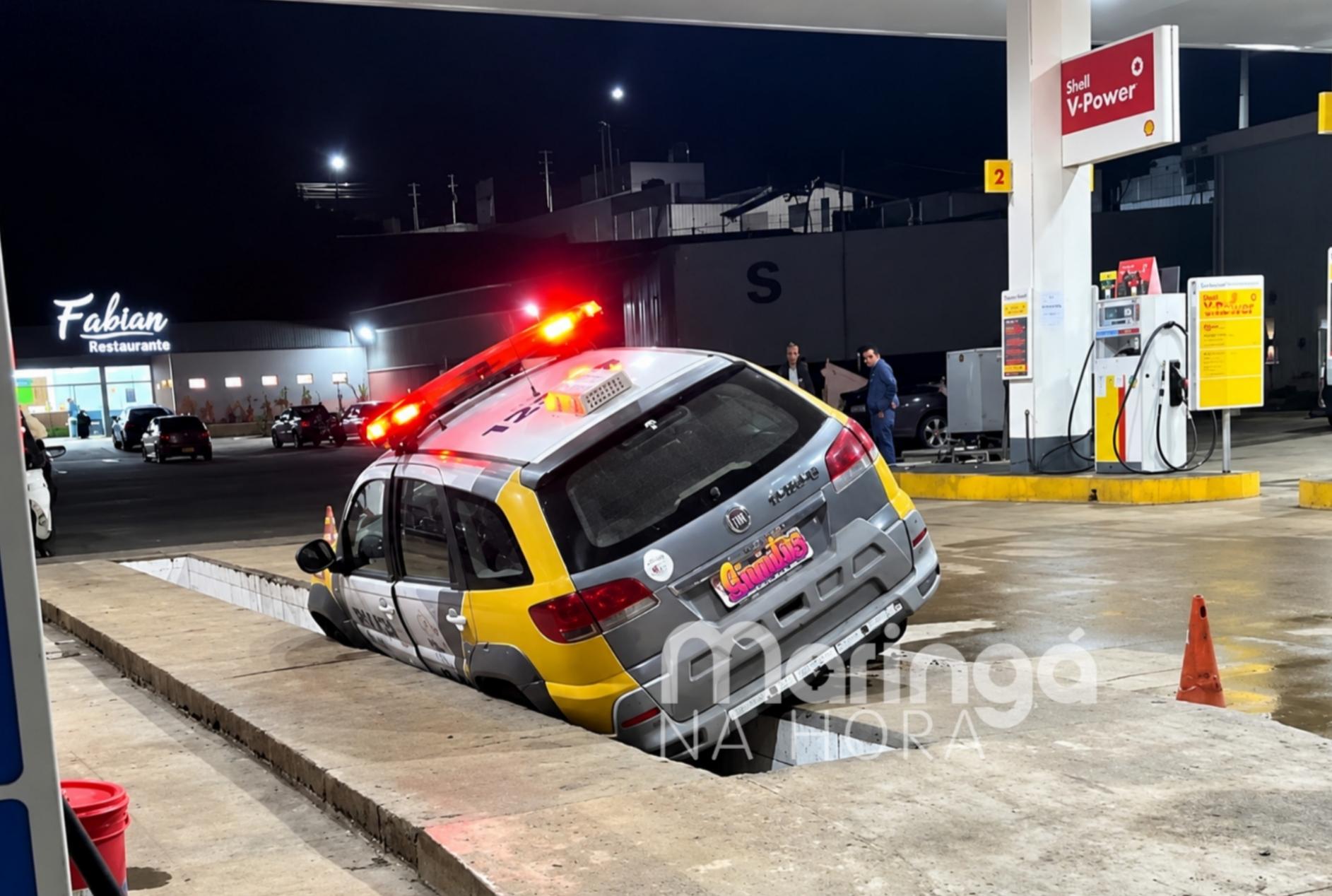 foto de Viatura da Polícia Militar cai em canaleta de posto de combustíveis no Paraná