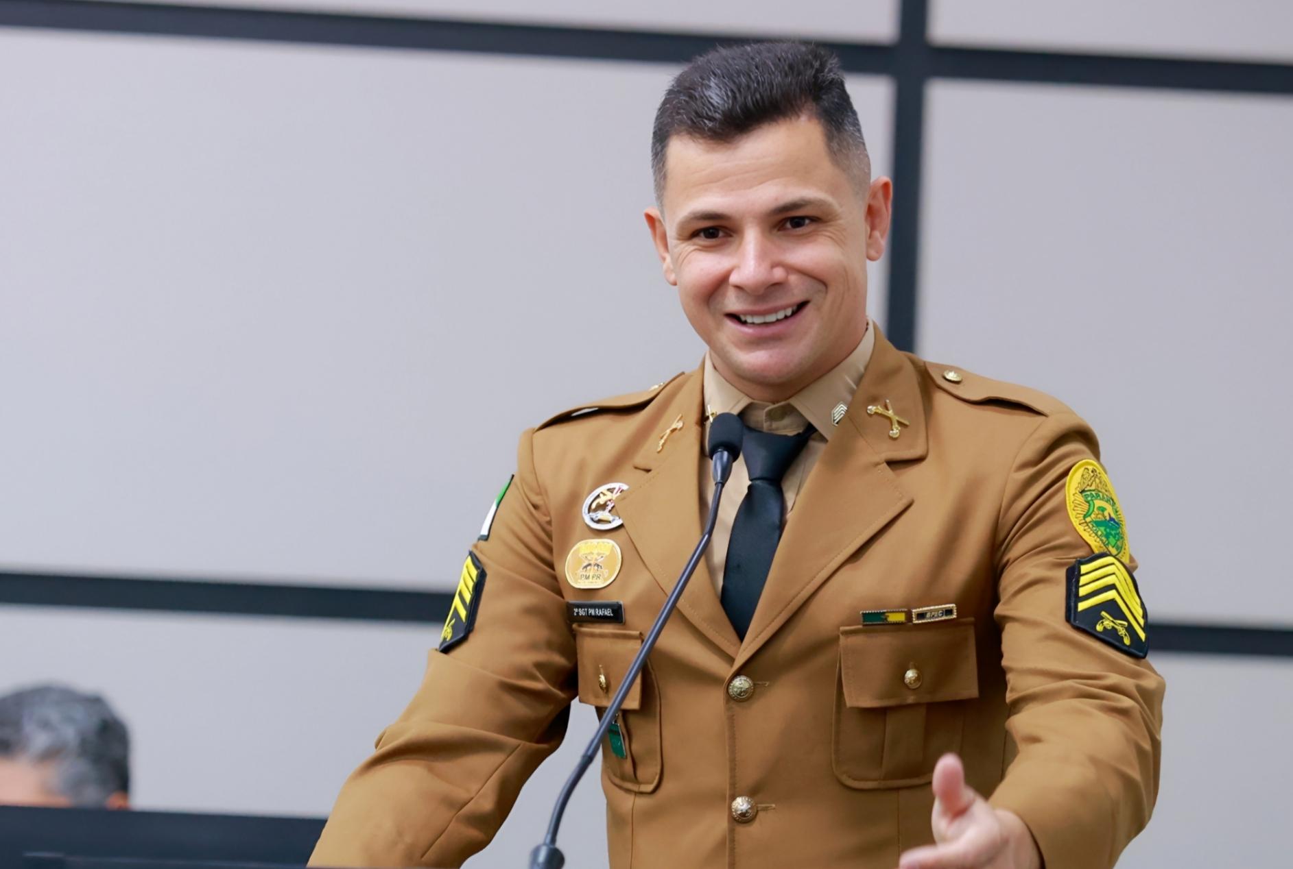 2º Sargento Rafael Oliveira de Jesus recebe Título de Mérito Comunitário e Brasão do Município de Maringá