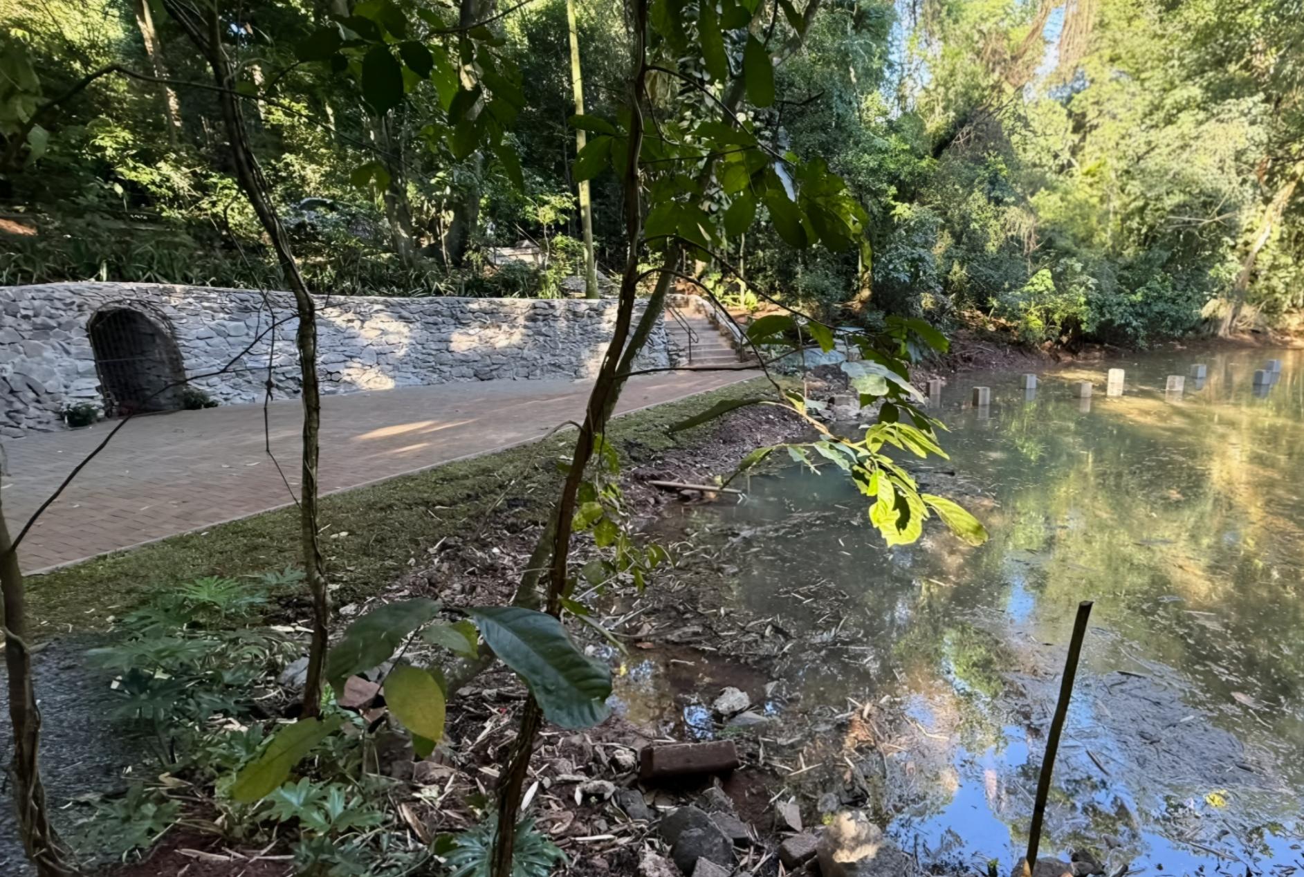 foto de Duas nascentes surgem no lago da gruta do Parque do Ingá
