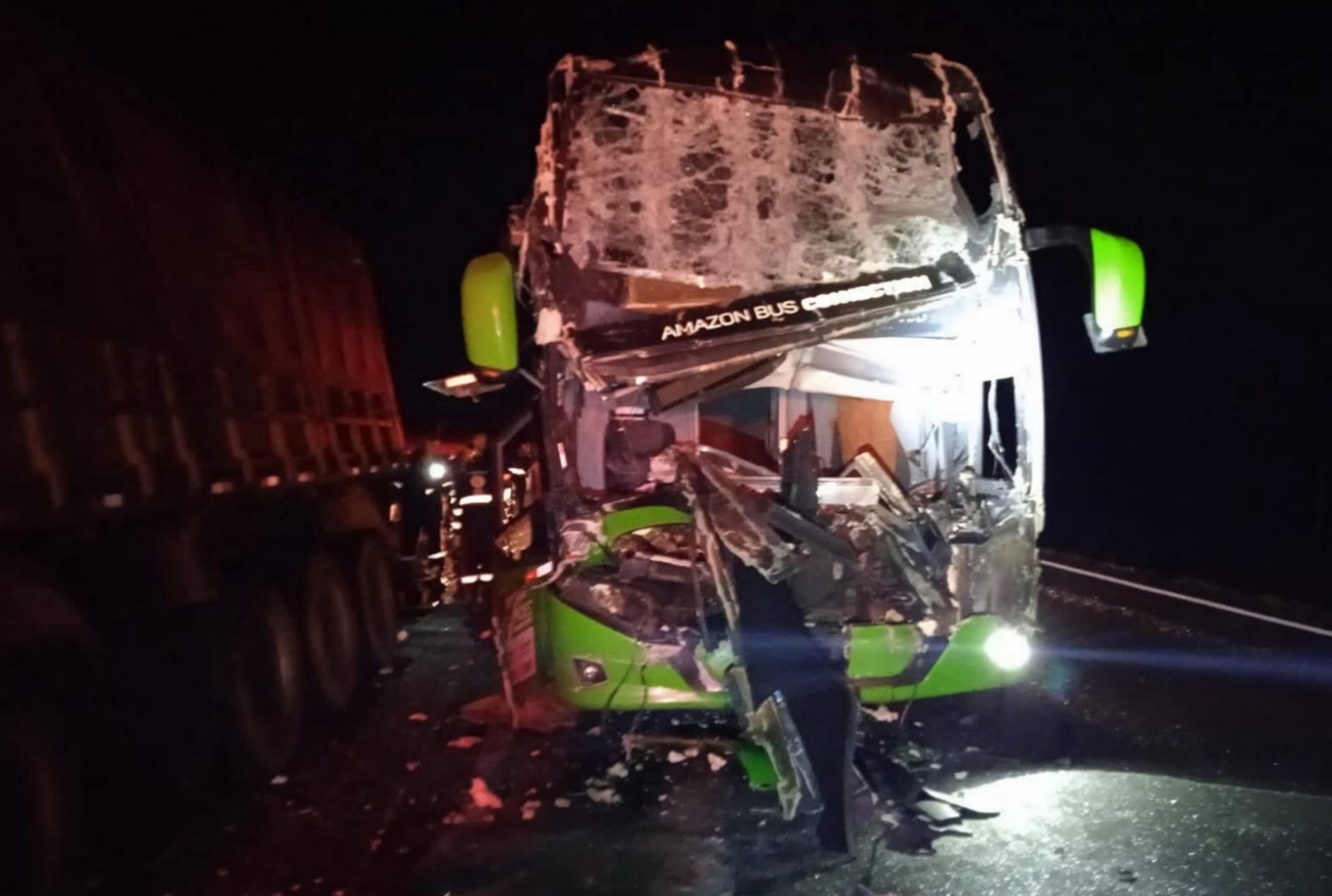 Motorista de ônibus morre após colisão traseira com caminhão na BR-376, no Paraná