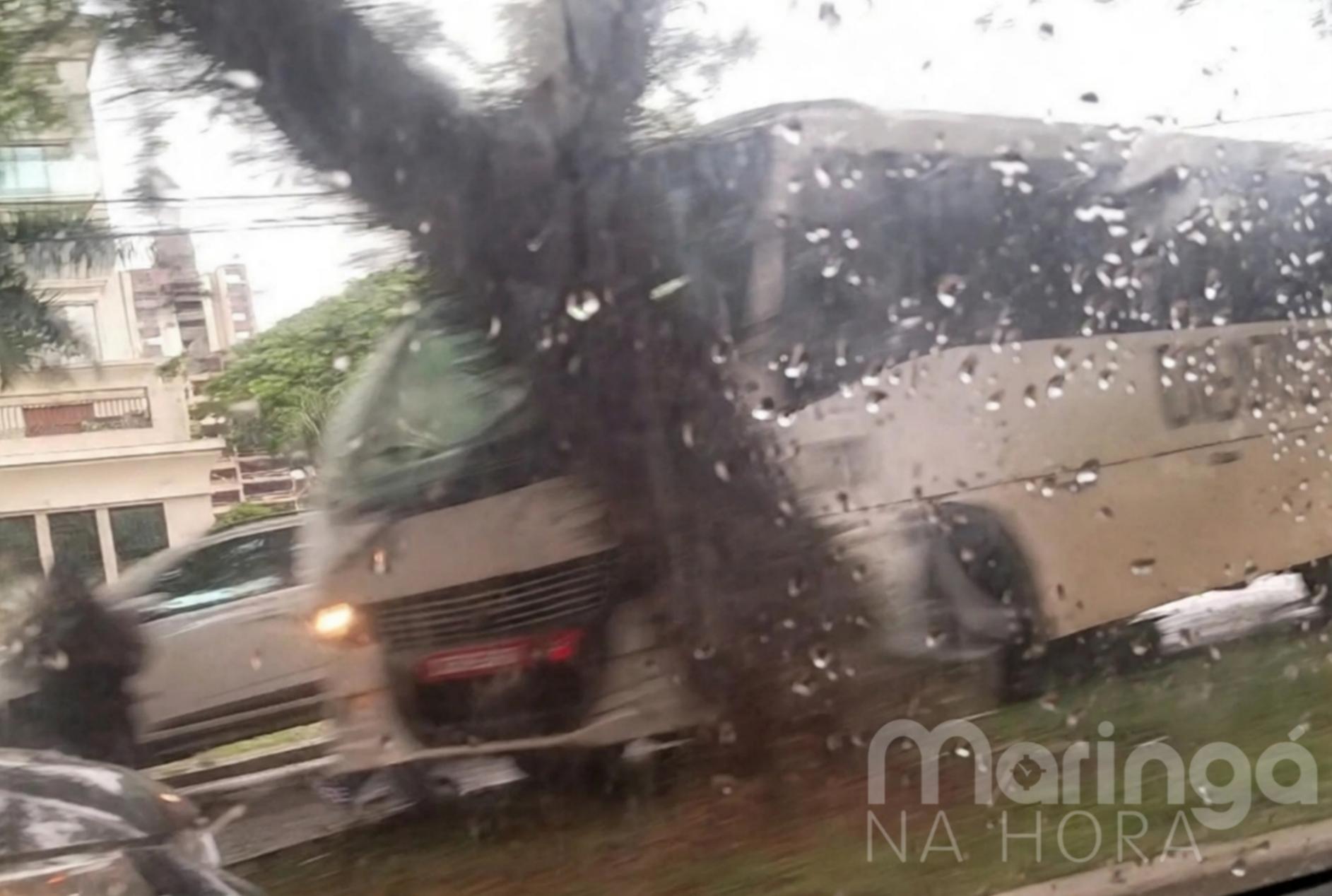 foto de Micro-ônibus com 19 alunos bate contra árvore e deixa quatro feridos em Maringá