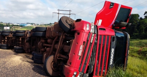 Carreta tomba e espalha soja no Contorno Sul, em Maringá