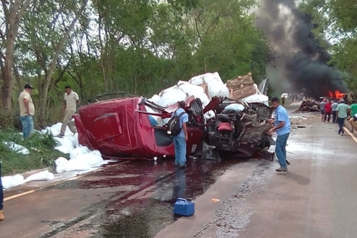 foto de Acidente entre duas carretas e um ônibus deixa ao menos três pessoas mortas e 16 feridos