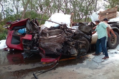 foto de Acidente entre duas carretas e um ônibus deixa ao menos três pessoas mortas e 16 feridos