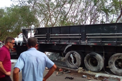 foto de Acidente entre duas carretas e um ônibus deixa ao menos três pessoas mortas e 16 feridos
