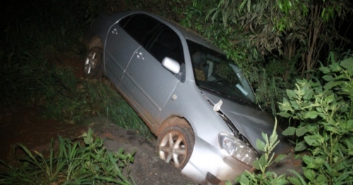 Casal de idosos fica ferido após veículo colidir contra carreta na rodovia entre Água Boa e Doutor Camargo