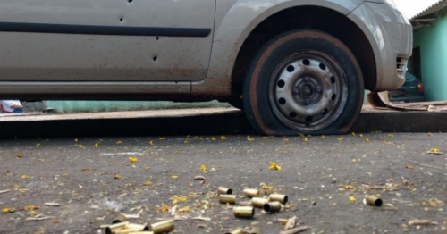 Homens tem carro crivado de balas após tentativa de homicídio em Maringá