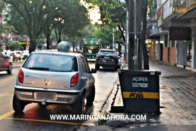 foto de Maringá; motorista mal-educado, tem lixo deixado sobre seu veículo, estacionado irregular em frente a lixeira