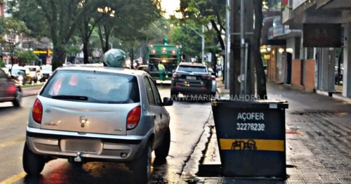 Maringá; motorista mal-educado, tem lixo deixado sobre seu veículo, estacionado irregular em frente a lixeira