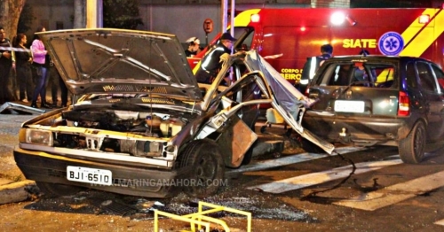 Homem é ejetado do carro após colisão violenta em Maringá