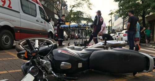 Motociclista fica ferida após colisão com carro em Maringá