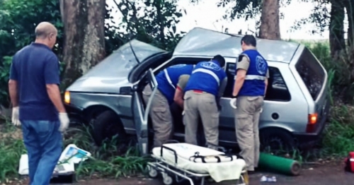 Motorista é socorrido inconsciente após bater em árvore na rodovia entre Santa Fé e Guaraci