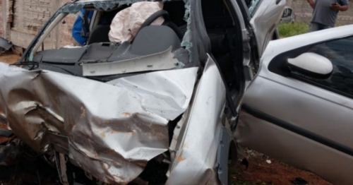 Maringá; carro invade terreno baldio, bate em muro e duas pessoas ficam gravemente feridas