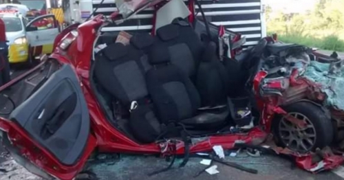 Ponta Grossa - Motorista sobrevive após ter carro prensado entre ônibus e caminhão