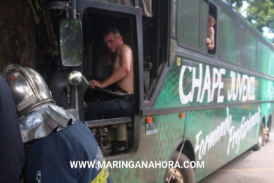foto de Ônibus adesivado com logo da chapecoense sofre acidente em Maringá-PR