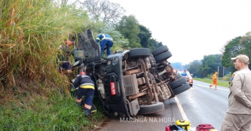 Caminhão tomba e deixa duas pessoas feridas na PR-317 entre Maringá e Floresta