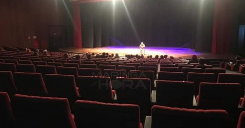 Casa vazia; show de comediante nacional vende apenas 40 ingressos na região de Maringá