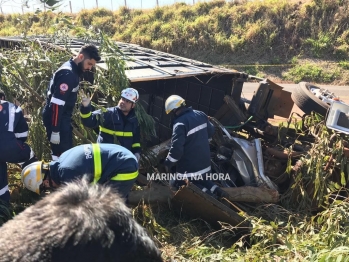 foto de Ao desviar de buraco motorista tomba caminhão e morre na hora