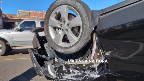 foto de Carro capota depois de atingir caminhonete estacionada