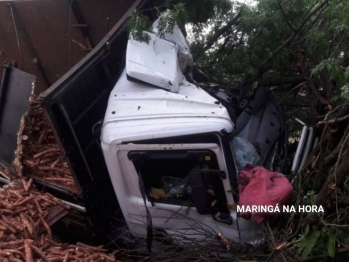 foto de Grave - Motorista fica preso nas ferragens de caminhão na PR-317