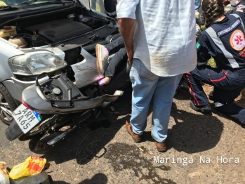 foto de Mulher fica com pé preso em ferragens após acidente entre moto e carro, em Maringá
