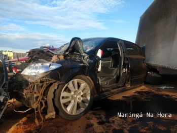 foto de Caminhão tomba após colidir com carro na PR-323 entre Paiçandu e Água Boa