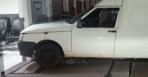 Motorista acelera carro contra o prédio da delegacia de Maringá