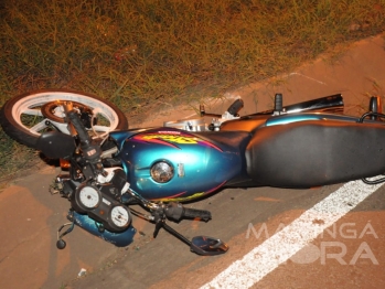foto de Carro invade pista contrária e bate em 4 motociclistas no Contorno Sul de Maringá