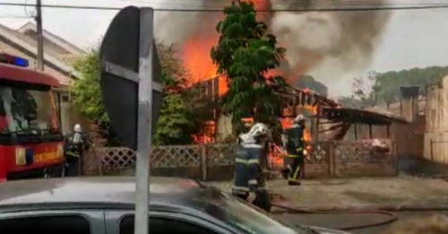 Casa pega fogo e é consumida pelas chamas na Vila Morangueira em Maringá