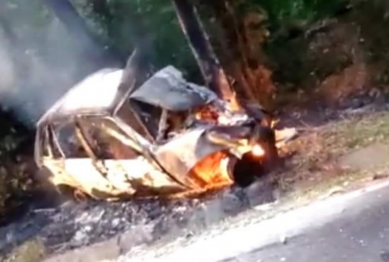foto de Jovens morrem carbonizados dentro de carro em acidente violento no Paraná