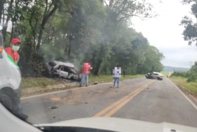 foto de Jovens morrem carbonizados dentro de carro em acidente violento no Paraná
