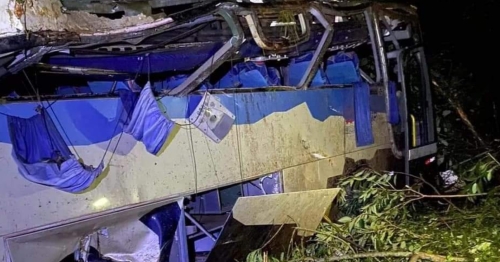 Ônibus cai em ribanceira e deixa vários mortos e feridos no Paraná