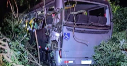 Acidente envolvendo ônibus deixa várias vítimas fatais e várias pessoas feridas no Paraná 
