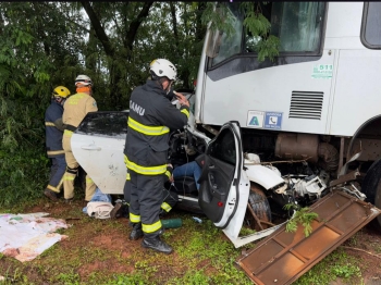 foto de Acidente grave envolvendo carro e ônibus deixa duas pessoas feridas na PR-323