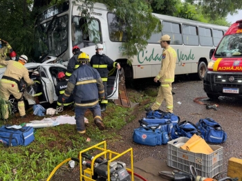 foto de Acidente grave envolvendo carro e ônibus deixa duas pessoas feridas na PR-323