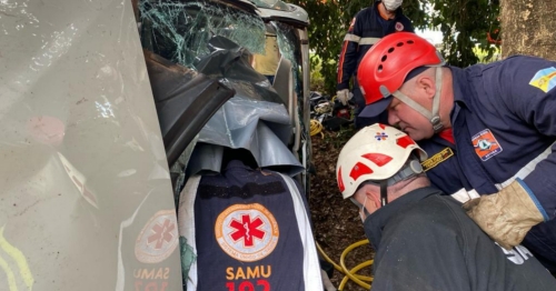 Capotamento de veículo deixa duas pessoas em estado grave na região