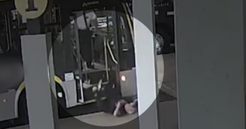 Vídeo mostra cena revoltante de idoso levando soco no rosto e caindo de ônibus na região