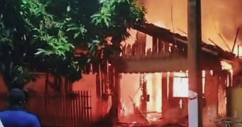 Casa de madeira é totalmente destruída por incêndio 