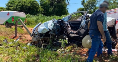 Mulher fica em estado gravíssimo após carro bater em árvore e Samu de Maringá com helicóptero é acionado para prestar atendimento à vítima