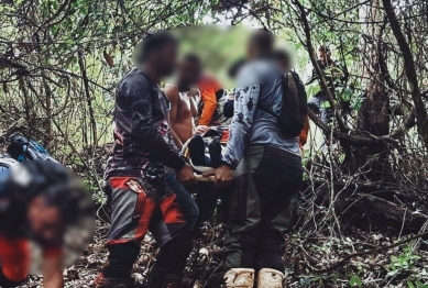 foto de Homem é socorrido após sofrer queda de moto quando fazia trilha