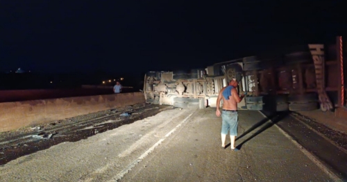 Após atropelamento com morte carreta tomba no Contorno Norte de Maringá